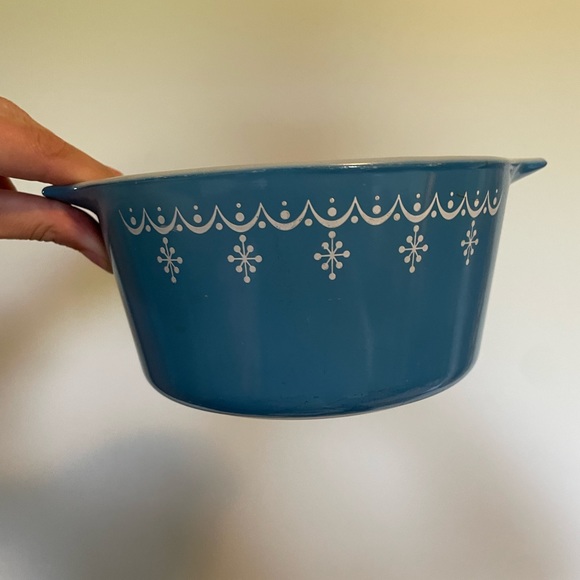 Pyrex Snowflake Garland Casserole Dish - Picture 1 of 7